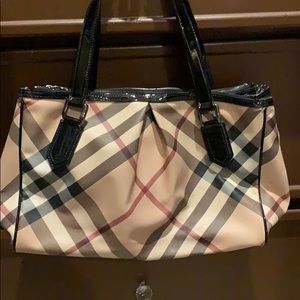 Beautiful daily use Burberry shoulder bag 🕶